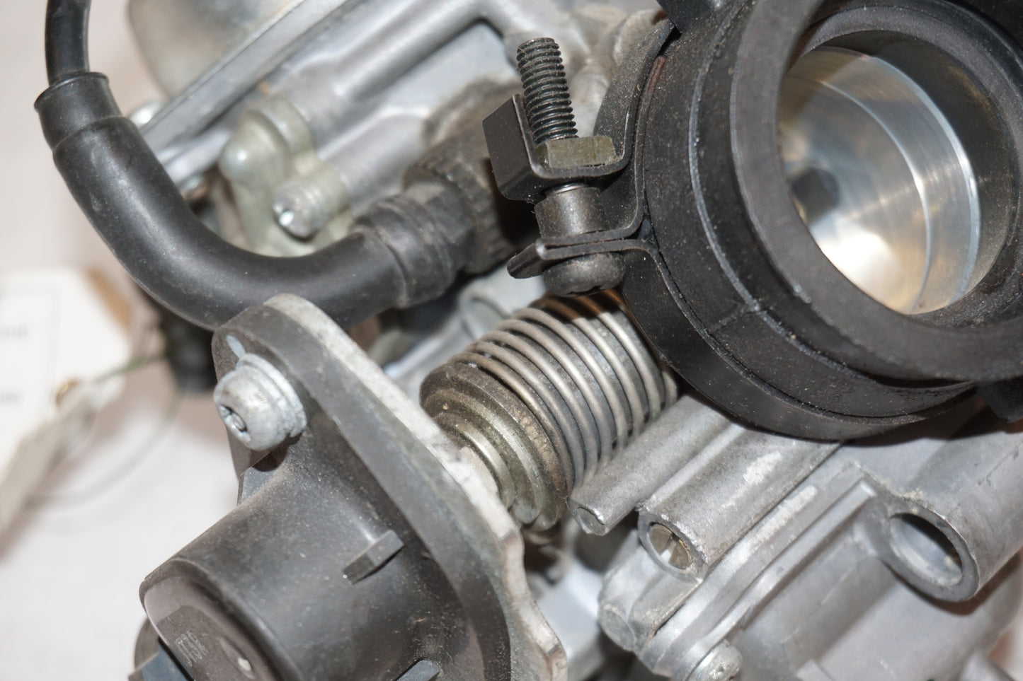 Extrabild3 på Förgasare från en Honda XL 650 V -2000 motorcykel.