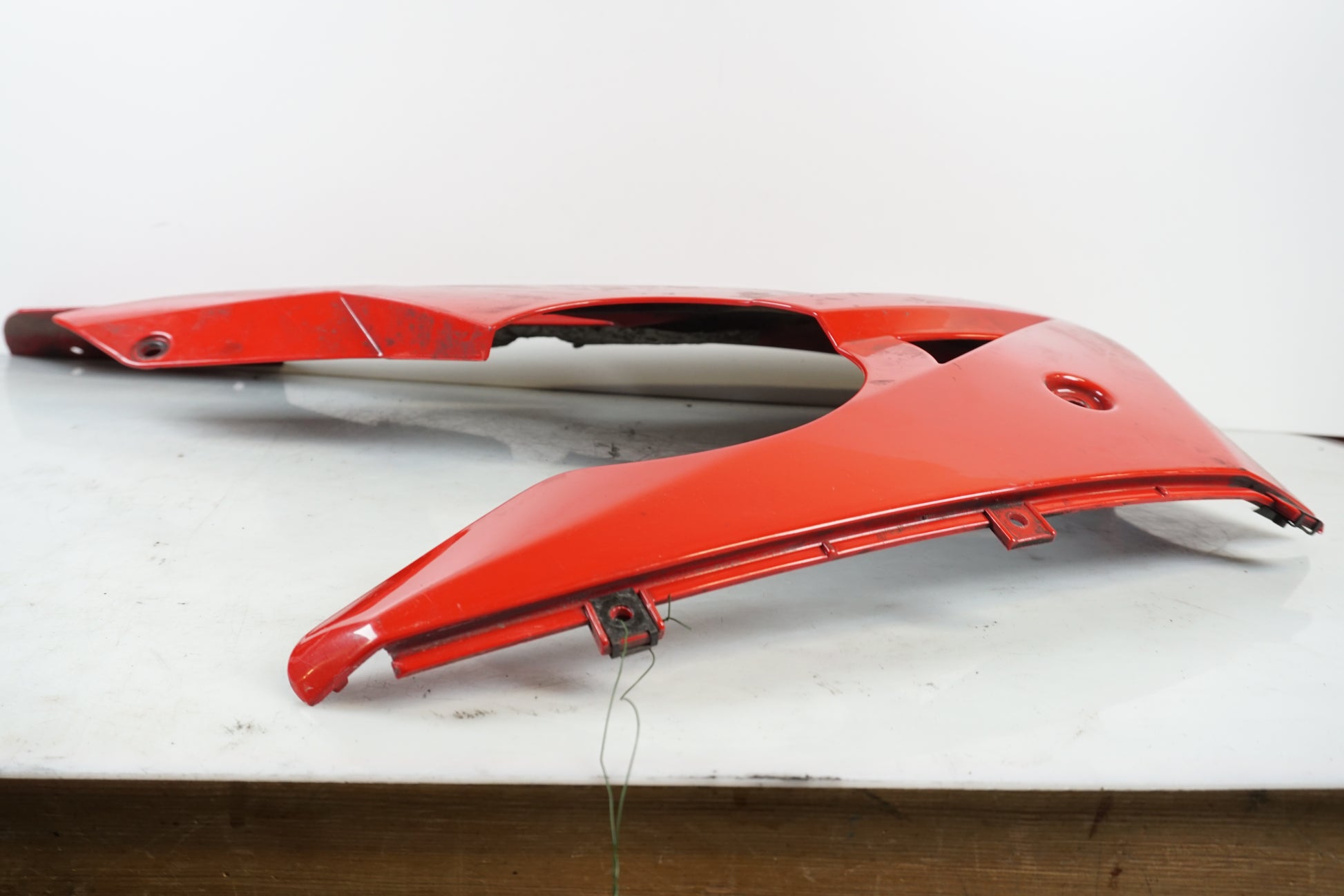 Vänster sida på Magkåpa från en Triumph Daytona 650 -2005 motorcykel.