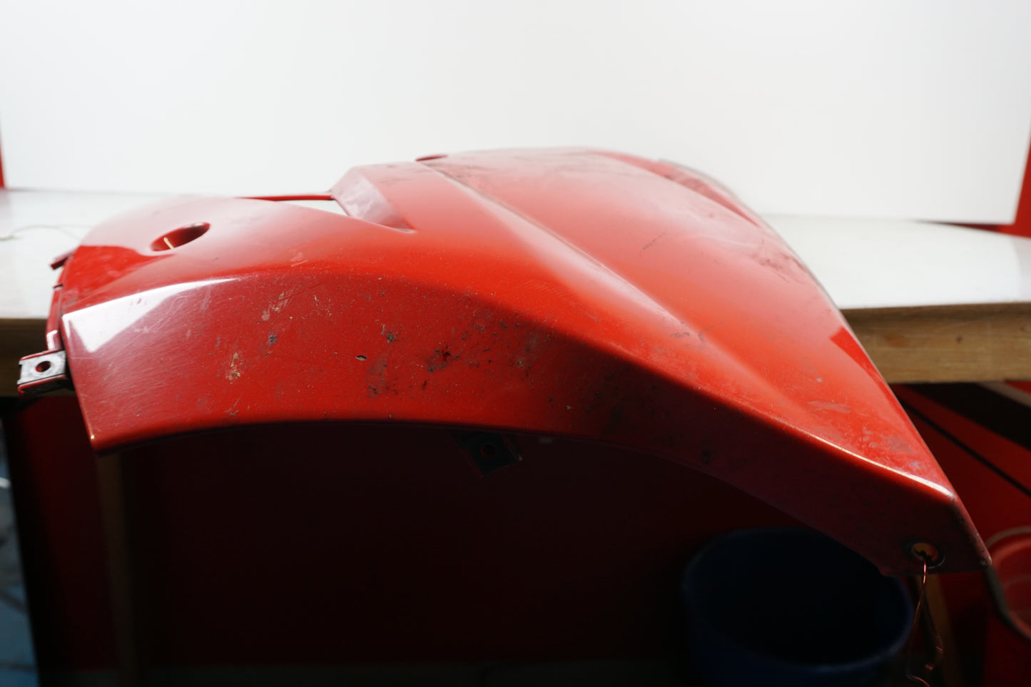 Snett uppifrån på Magkåpa från en Triumph Daytona 650 -2005 motorcykel.