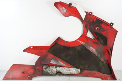 Snett nerifrån på Magkåpa från en Triumph Daytona 650 -2005 motorcykel.