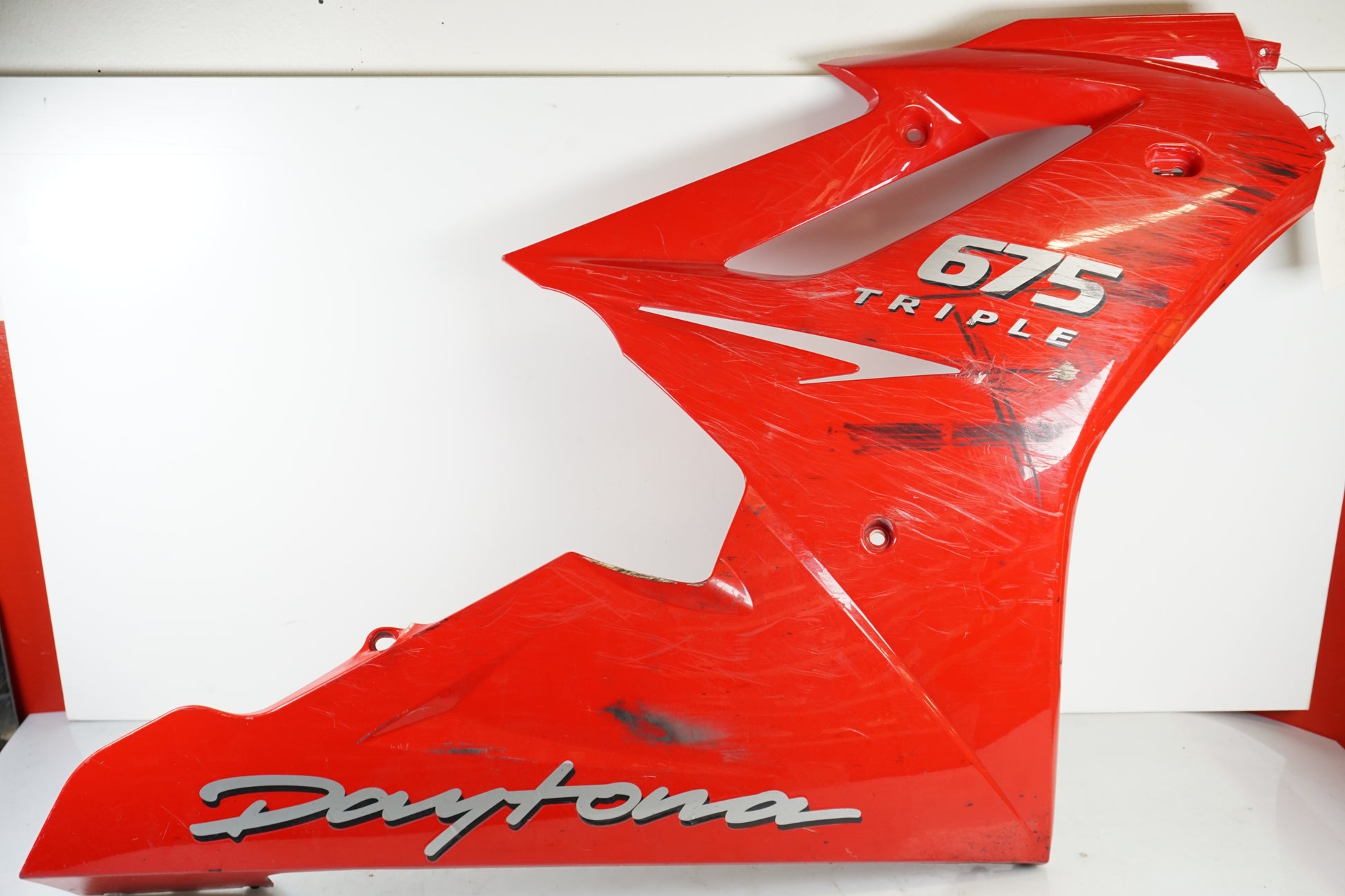 Framsidan på Sidkåpa från en Triumph Daytona 675 -2010 motorcykel.