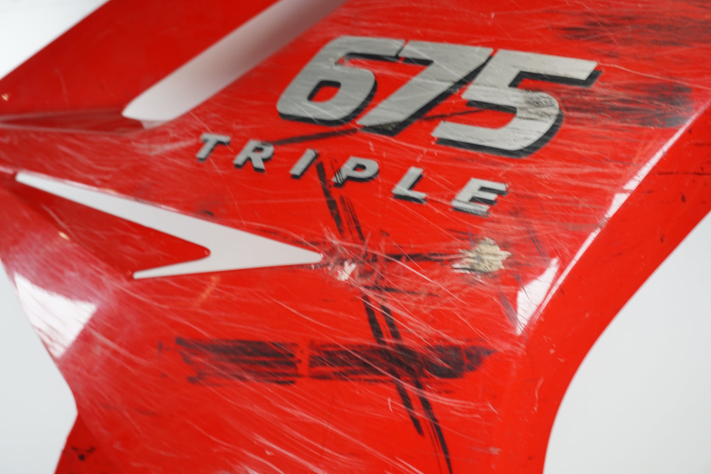 Baksidan på Sidkåpa från en Triumph Daytona 675 -2010 motorcykel.