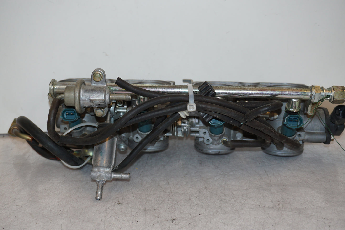 Vänster sida på Insprutbrygga från en Honda CBR 900 RR -2003 motorcykel.