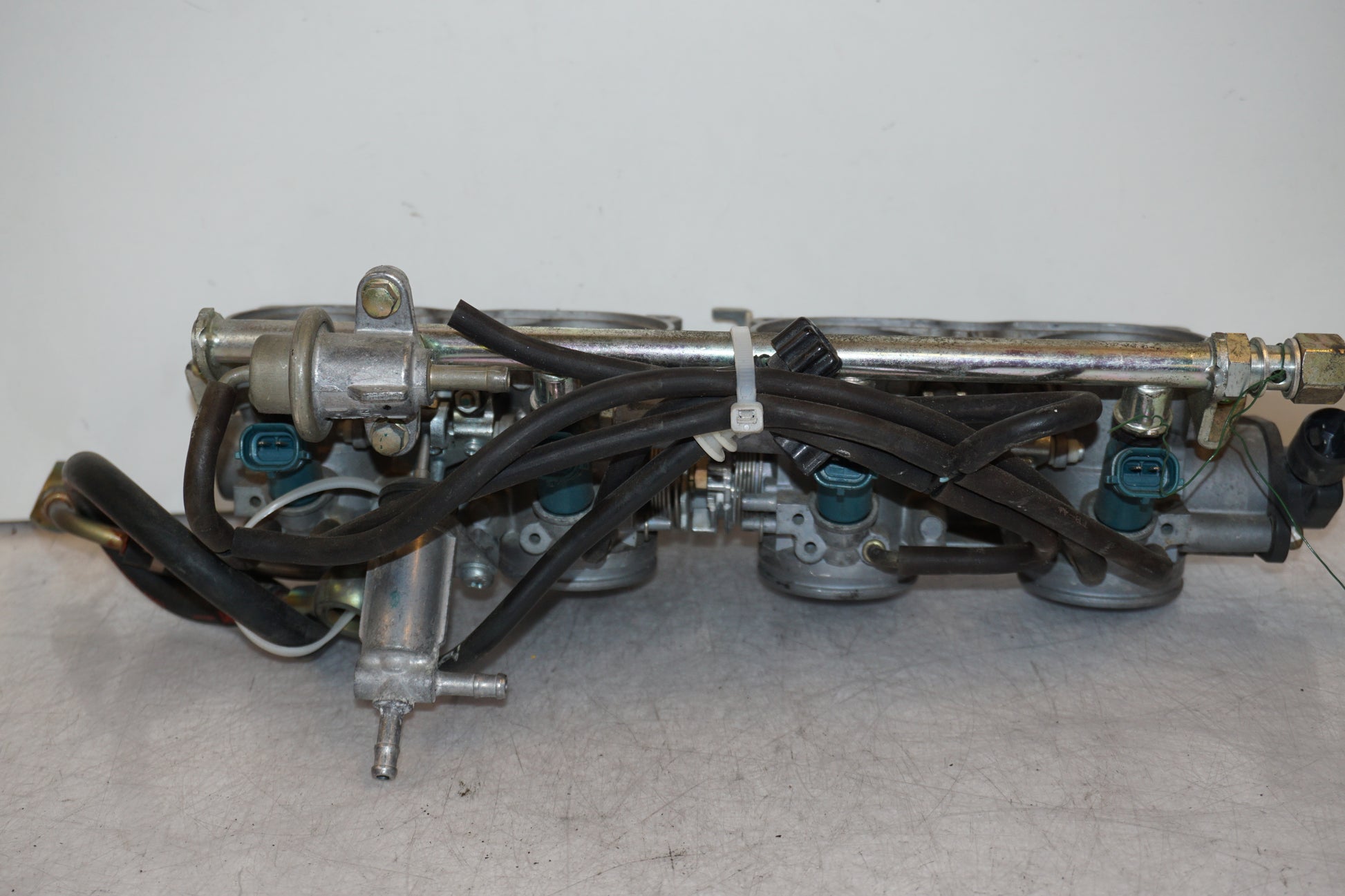 Vänster sida på Insprutbrygga från en Honda CBR 900 RR -2003 motorcykel.