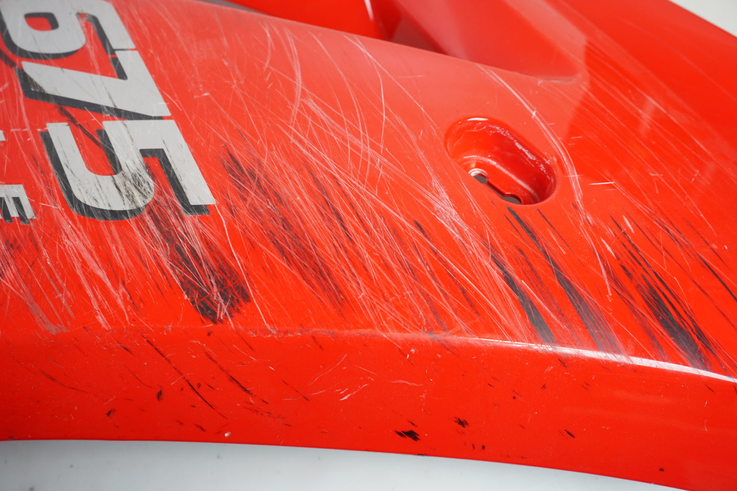 Vänster sida på Sidkåpa från en Triumph Daytona 675 -2010 motorcykel.