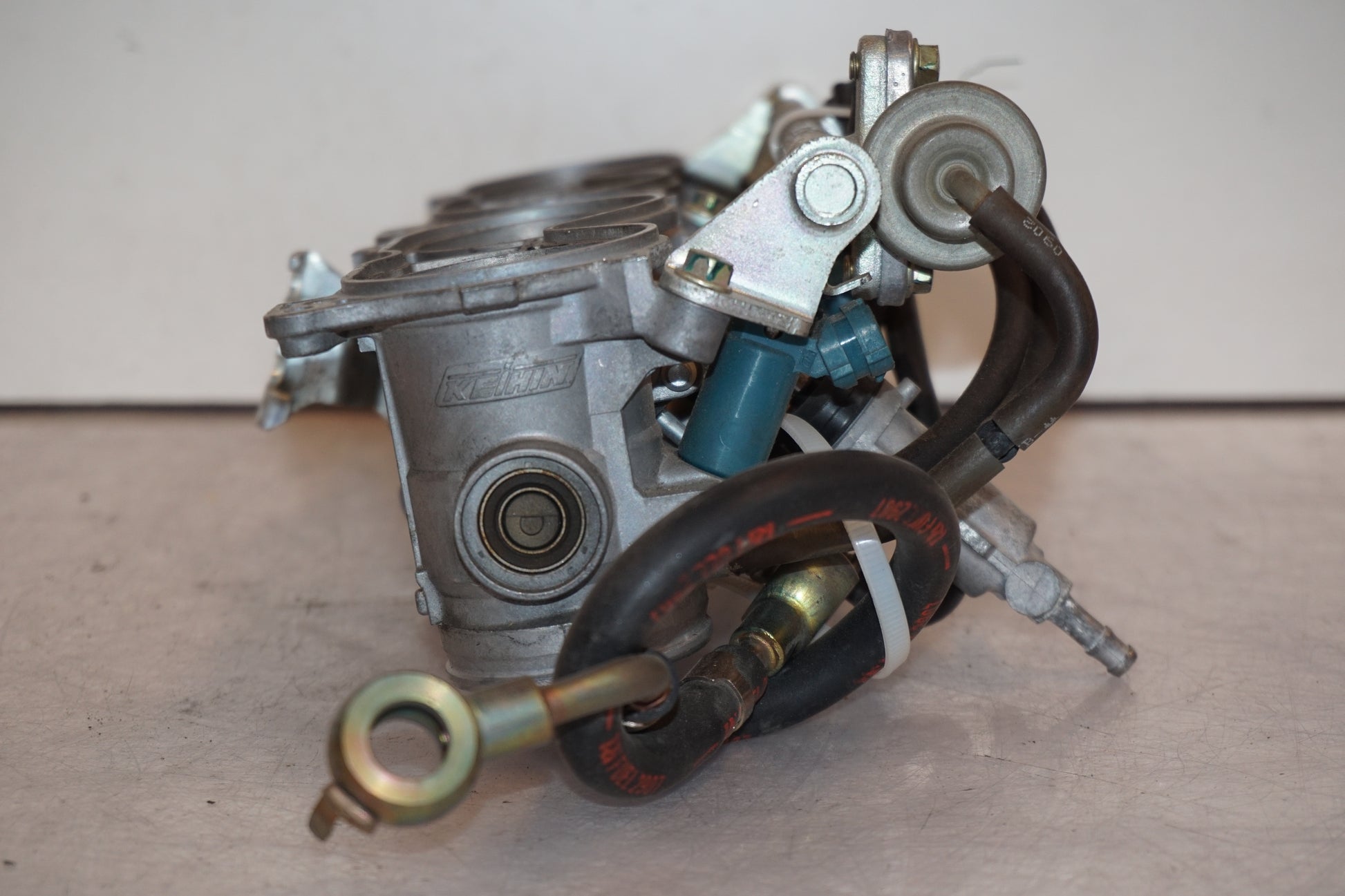 Snett uppifrån på Insprutbrygga från en Honda CBR 900 RR -2003 motorcykel.