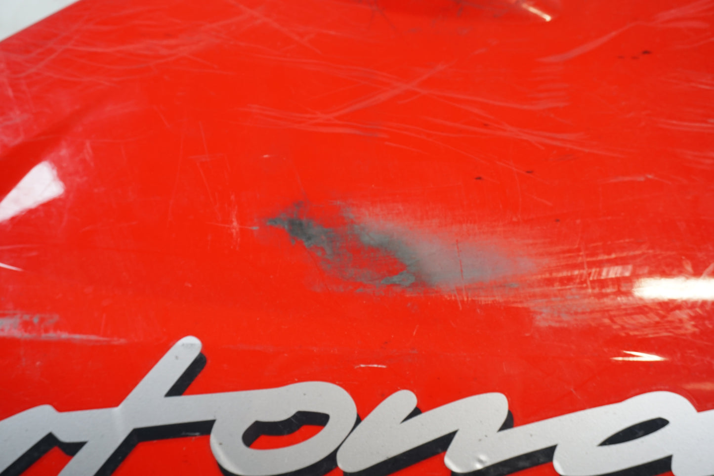 Snett uppifrån på Sidkåpa från en Triumph Daytona 675 -2010 motorcykel.