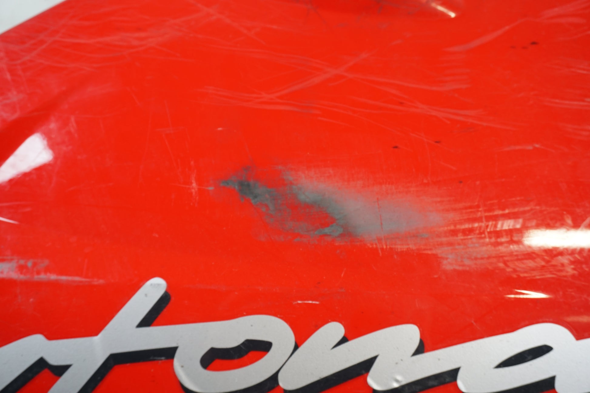 Snett uppifrån på Sidkåpa från en Triumph Daytona 675 -2010 motorcykel.