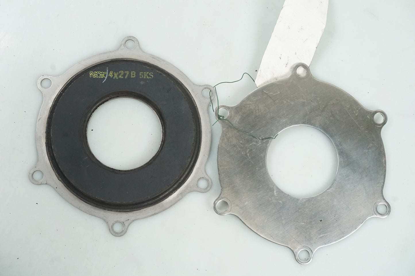 Framsidan på Bromsskivedekor från en Yamaha XVS 1100 -2005 motorcykel.