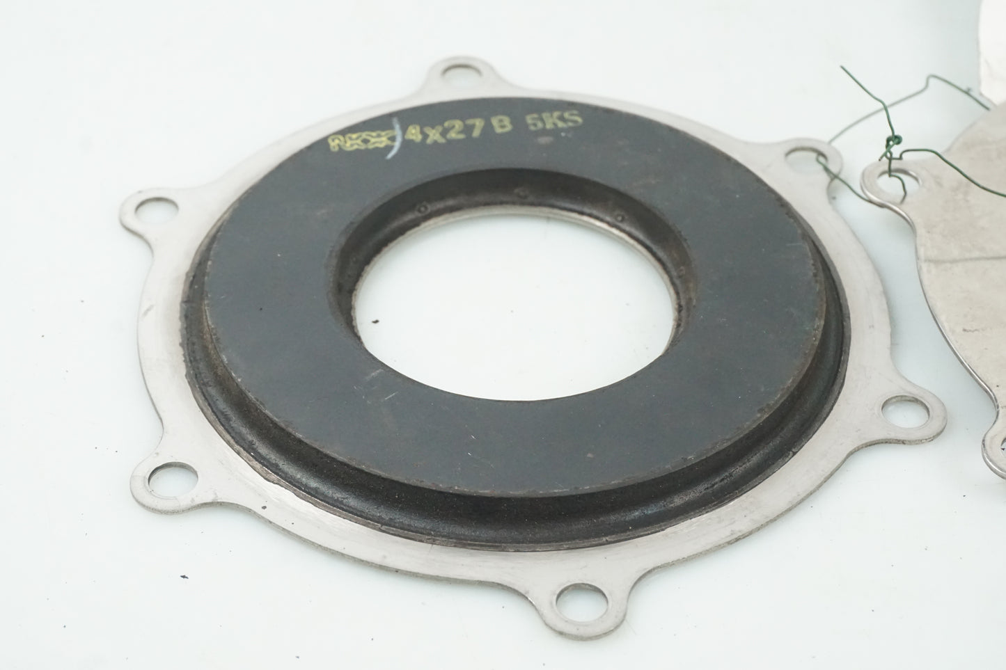 Baksidan på Bromsskivedekor från en Yamaha XVS 1100 -2005 motorcykel.