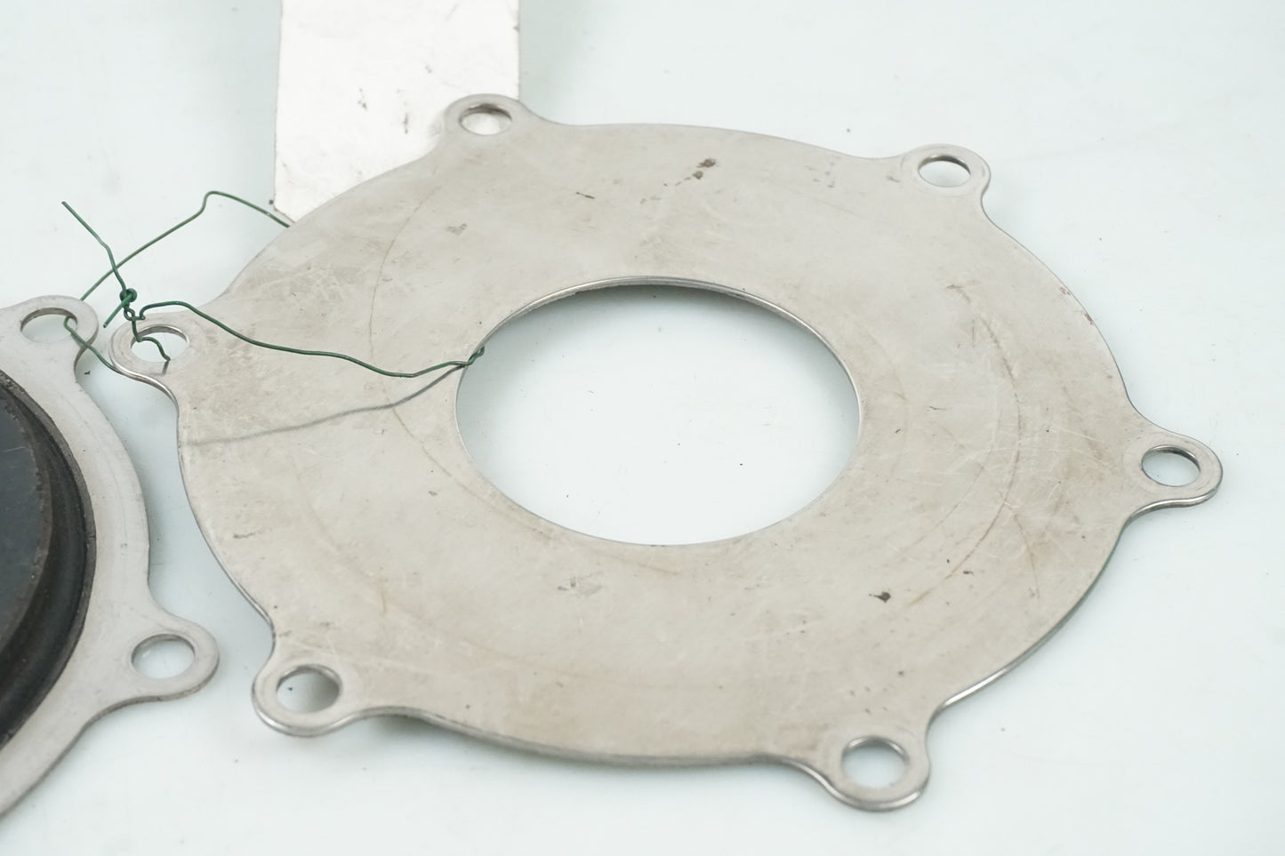 Höger sida på Bromsskivedekor från en Yamaha XVS 1100 -2005 motorcykel.