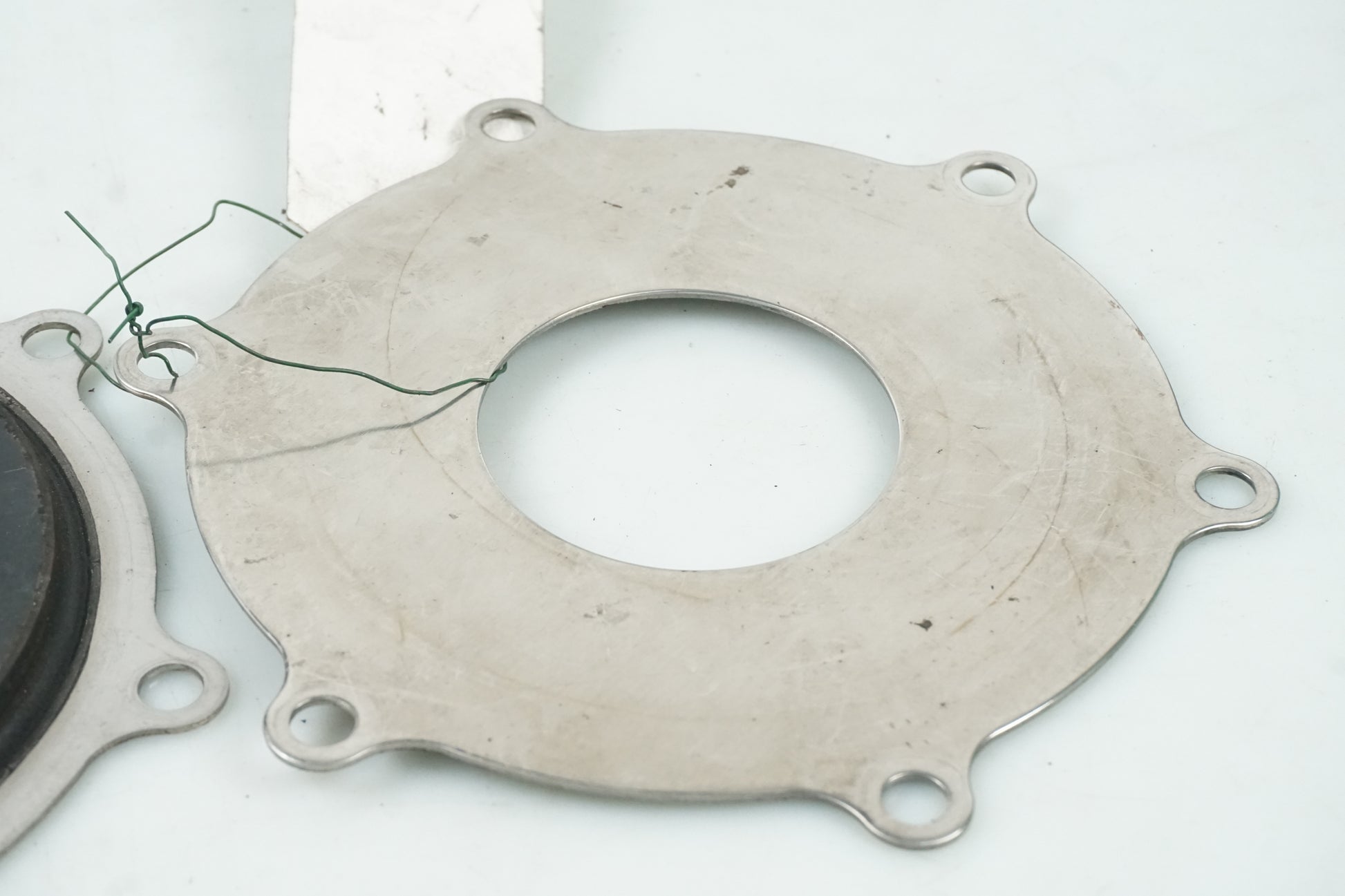 Höger sida på Bromsskivedekor från en Yamaha XVS 1100 -2005 motorcykel.