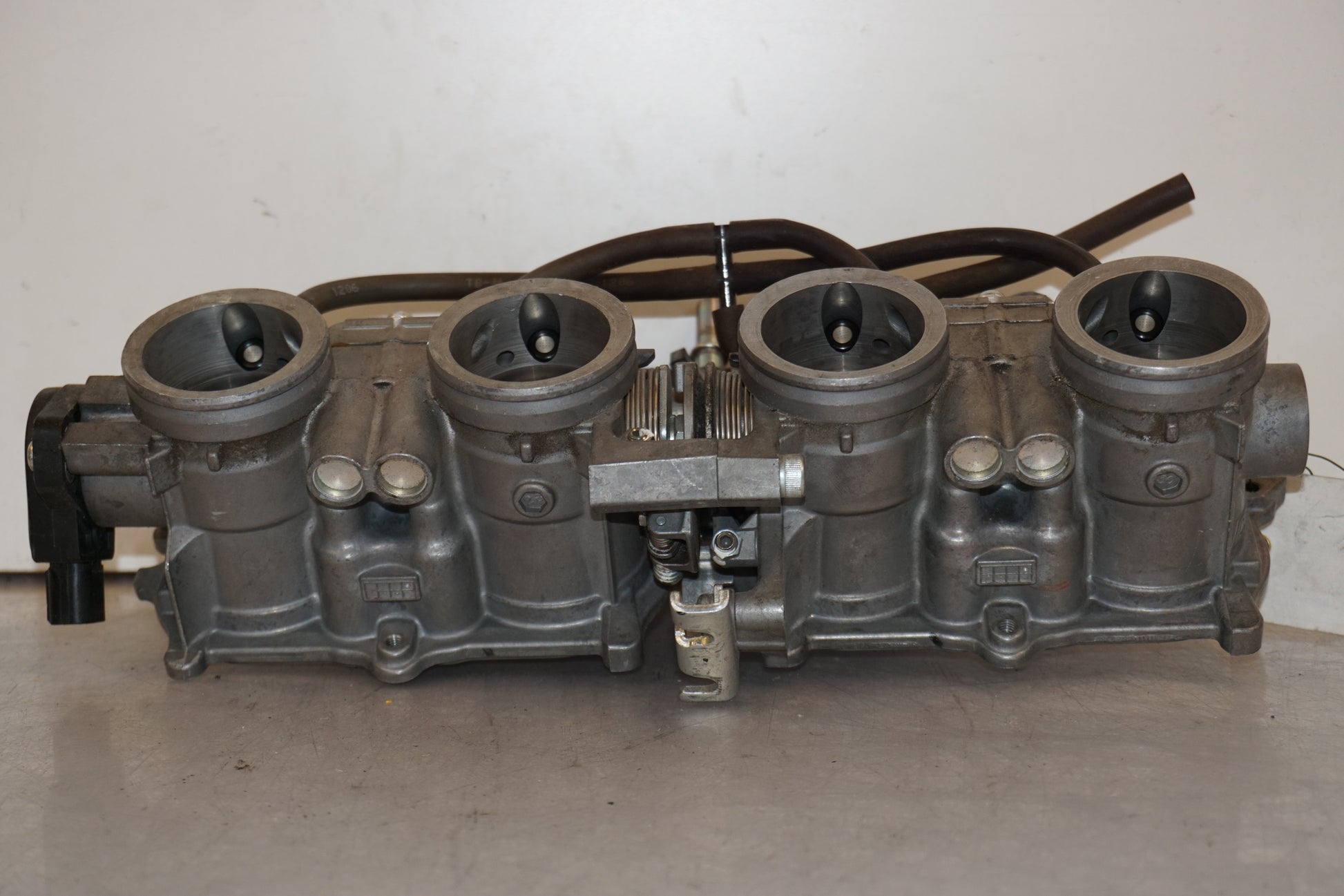 Baksidan på Luftburksensor från en Aprilia SL 750 Shiver -2008 motorcykel.