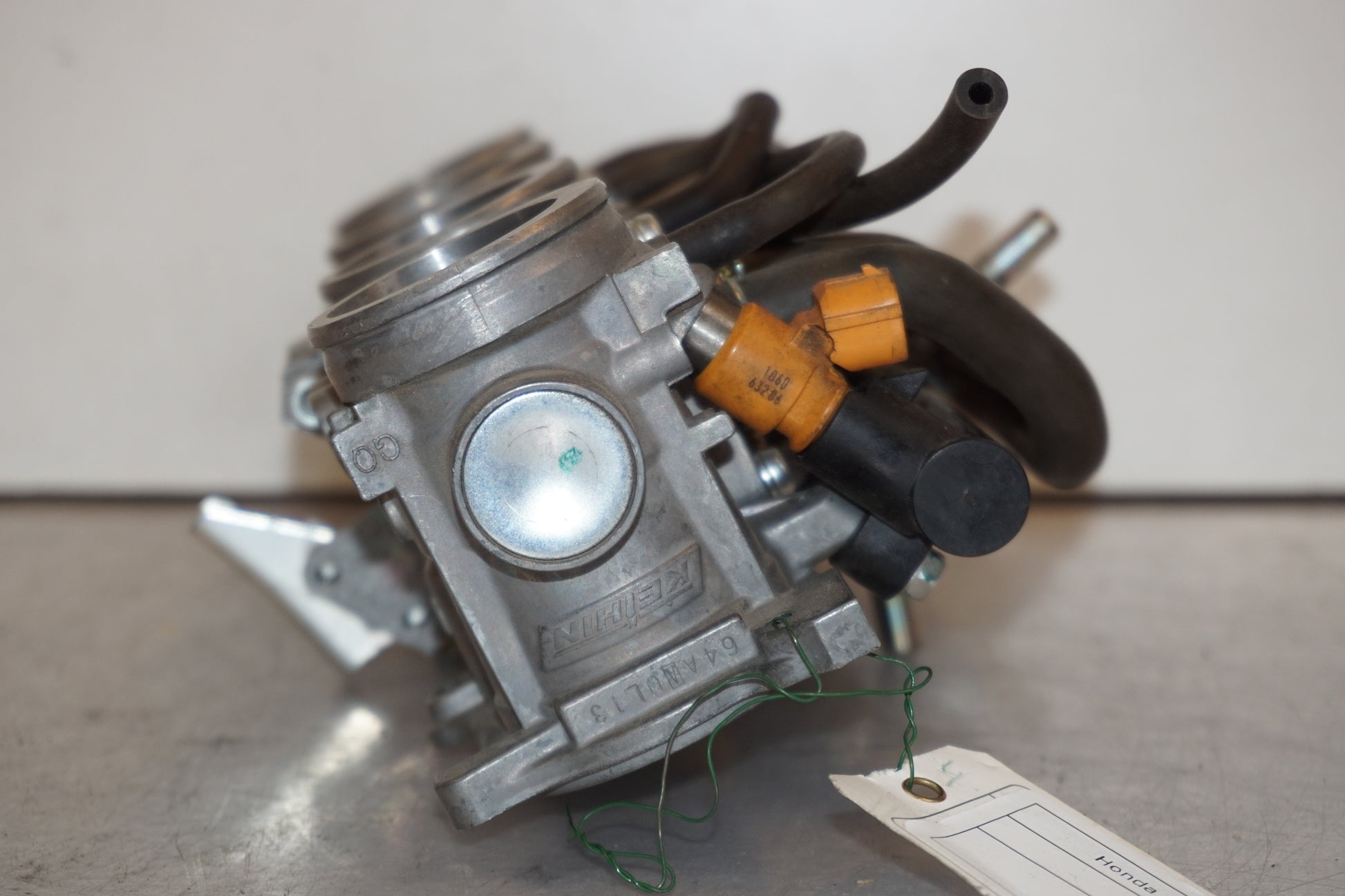 Snett nerifrån på Luftburksensor från en Aprilia SL 750 Shiver -2008 motorcykel.