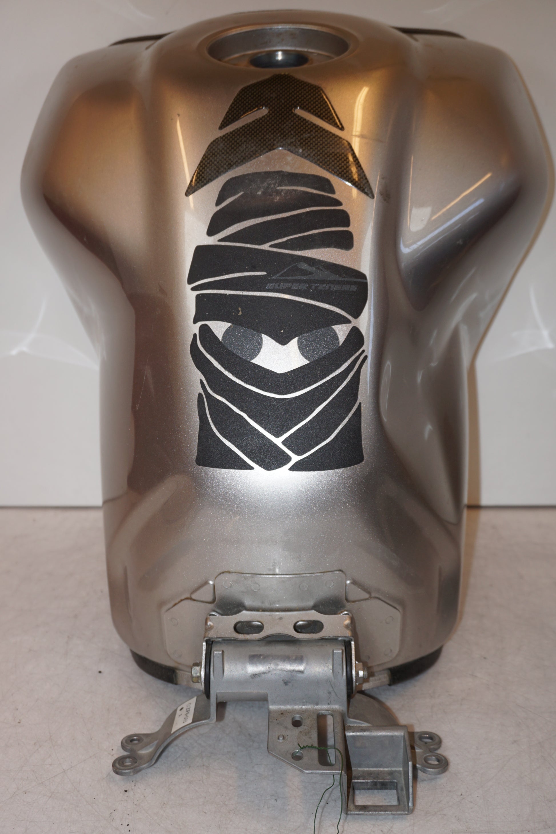 Framsidan på Bensintank från en Yamaha XT 1200 Z -2011 motorcykel.