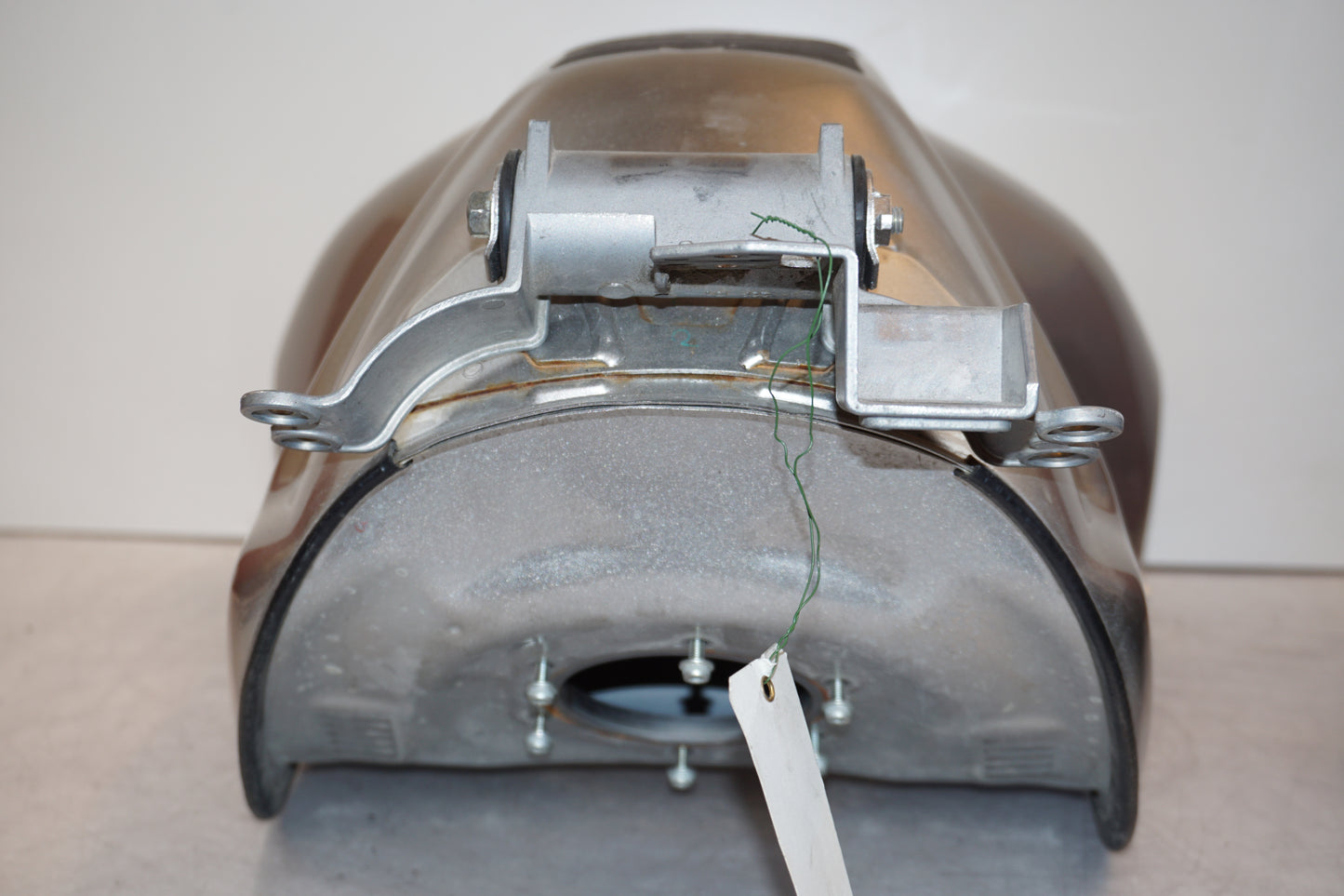 Baksidan på Bensintank från en Yamaha XT 1200 Z -2011 motorcykel.