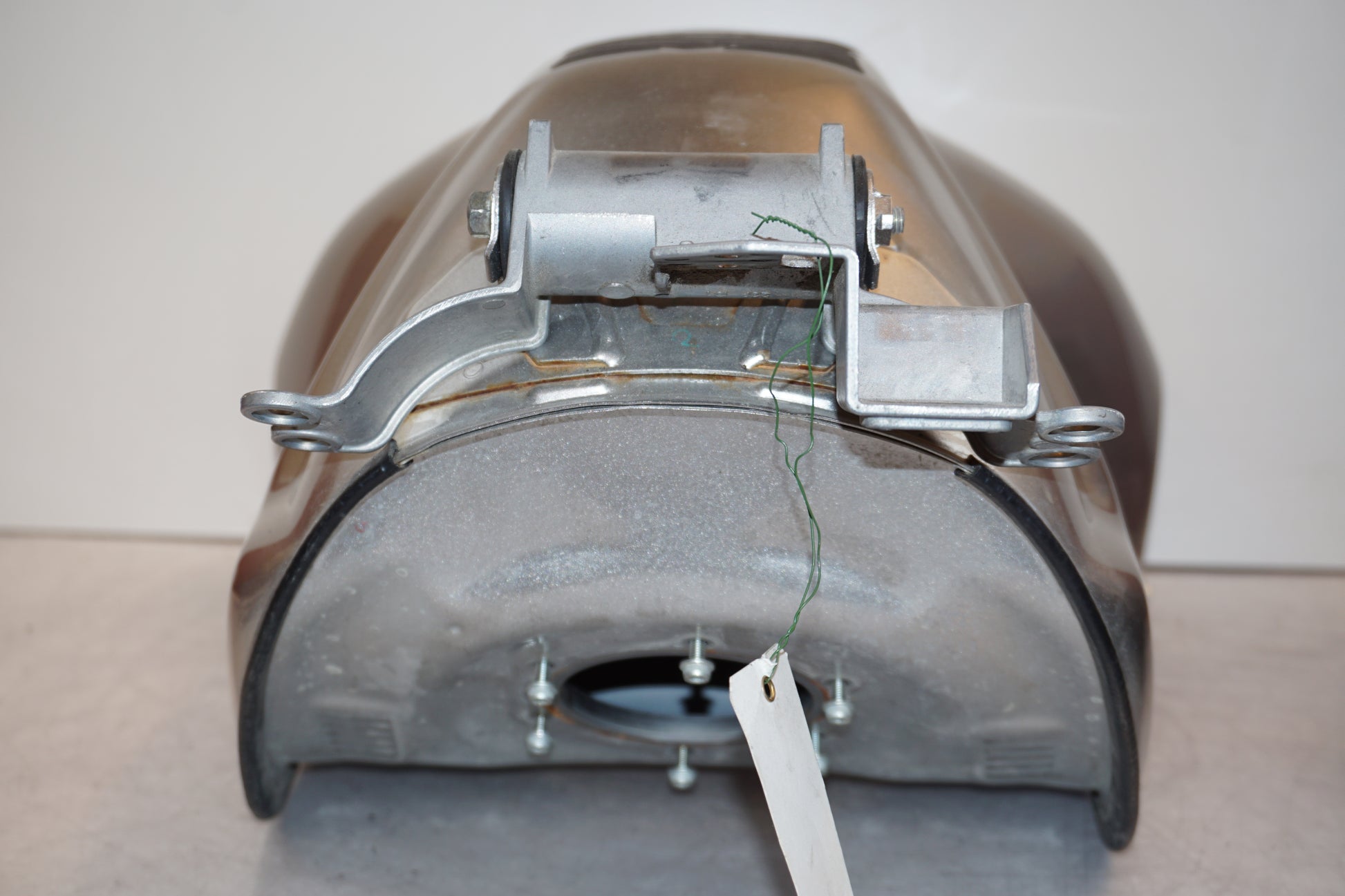 Baksidan på Bensintank från en Yamaha XT 1200 Z -2011 motorcykel.