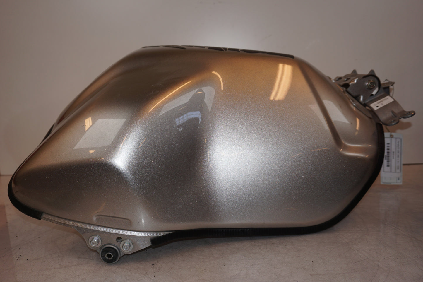 Höger sida på Bensintank från en Yamaha XT 1200 Z -2011 motorcykel.