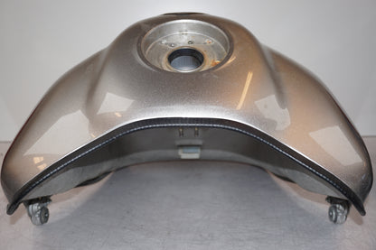 Vänster sida på Bensintank från en Yamaha XT 1200 Z -2011 motorcykel.