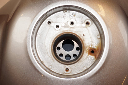 Snett uppifrån på Bensintank från en Yamaha XT 1200 Z -2011 motorcykel.