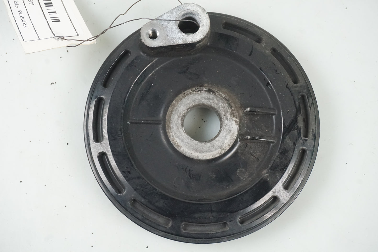 Baksidan på ABS givarfäste från en Yamaha FJR 1300 -2016 motorcykel.