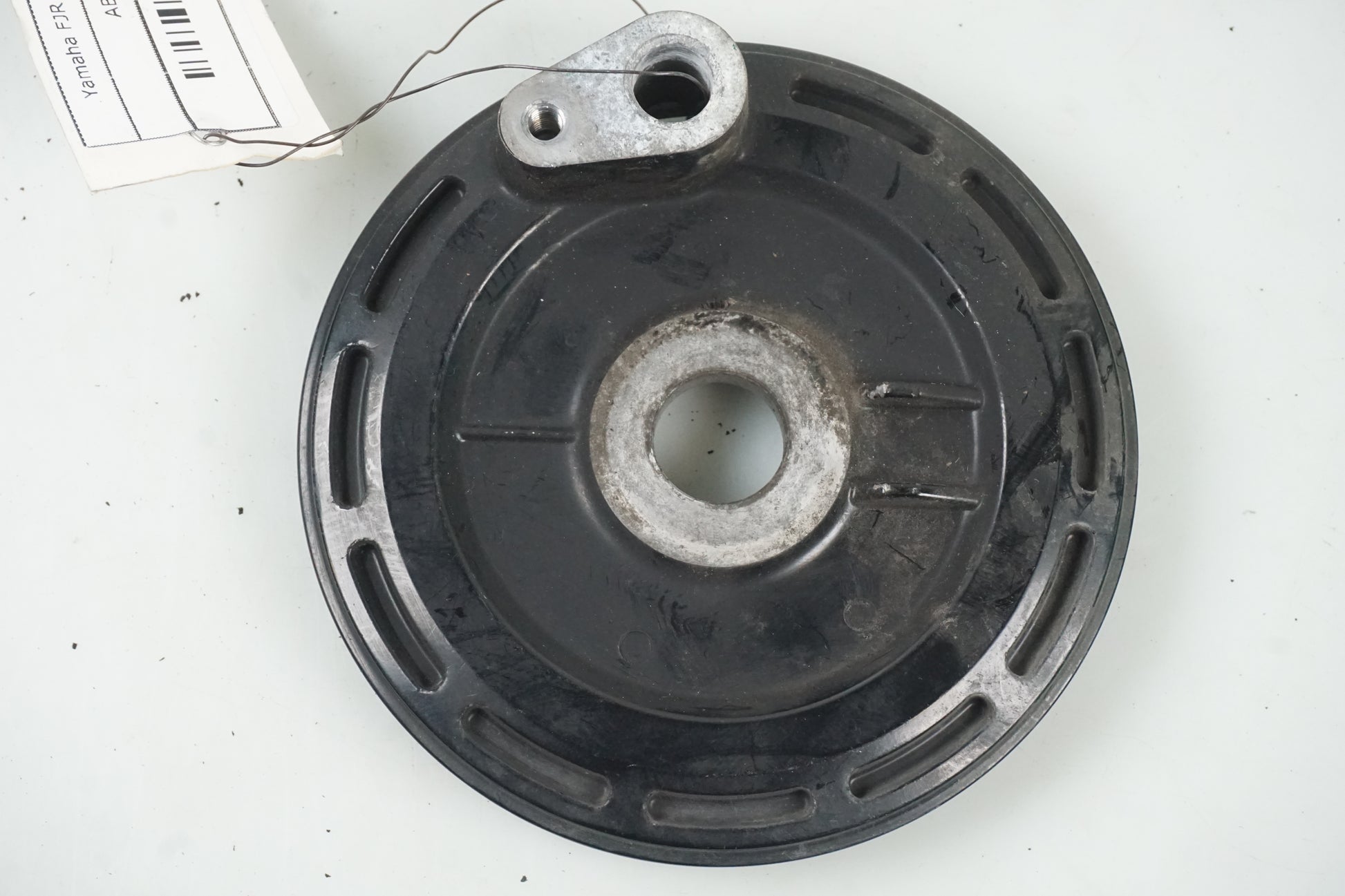 Baksidan på ABS givarfäste från en Yamaha FJR 1300 -2016 motorcykel.