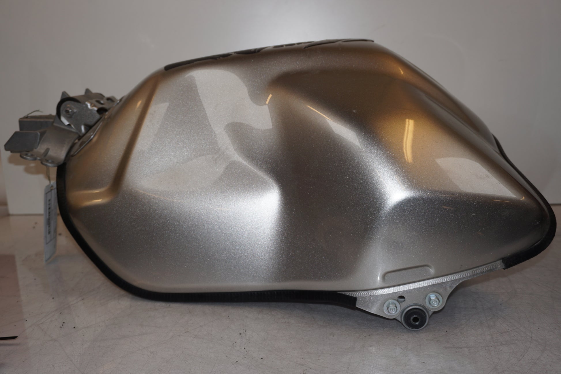 Snett nerifrån på Bensintank från en Yamaha XT 1200 Z -2011 motorcykel.