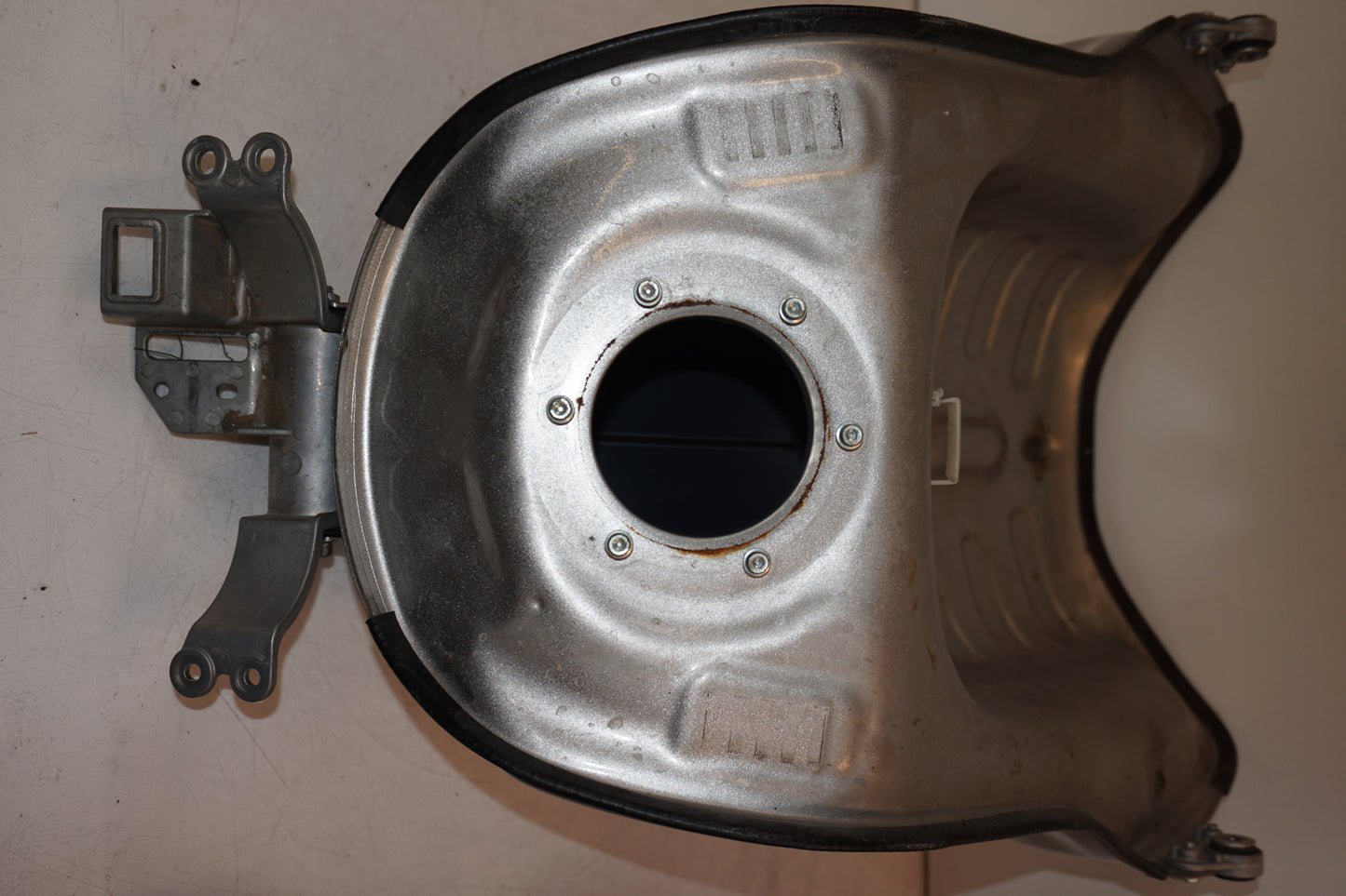 Extrabild1 på Bensintank från en Yamaha XT 1200 Z -2011 motorcykel.