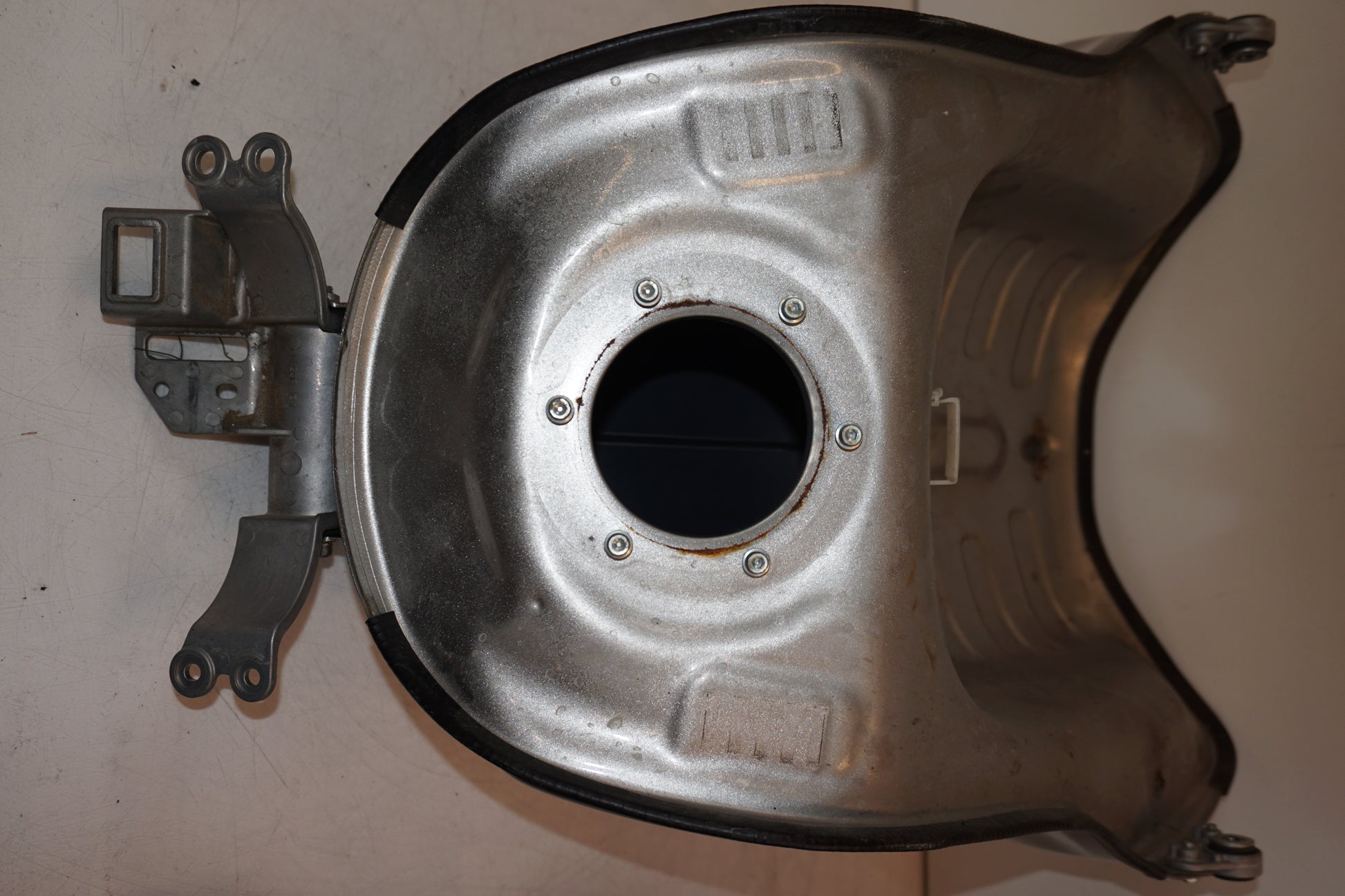 Extrabild1 på Bensintank från en Yamaha XT 1200 Z -2011 motorcykel.