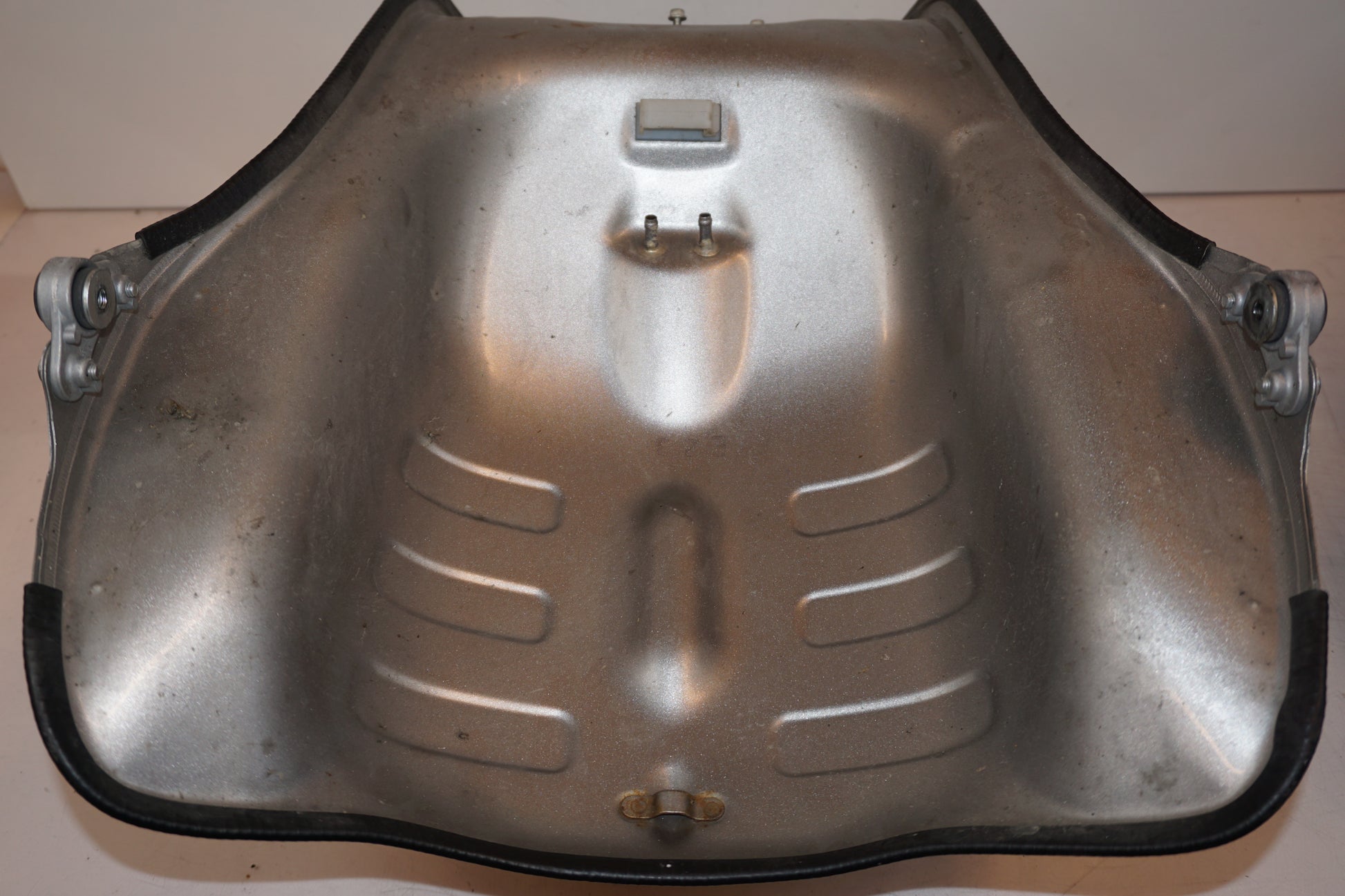 Extrabild4 på Bensintank från en Yamaha XT 1200 Z -2011 motorcykel.