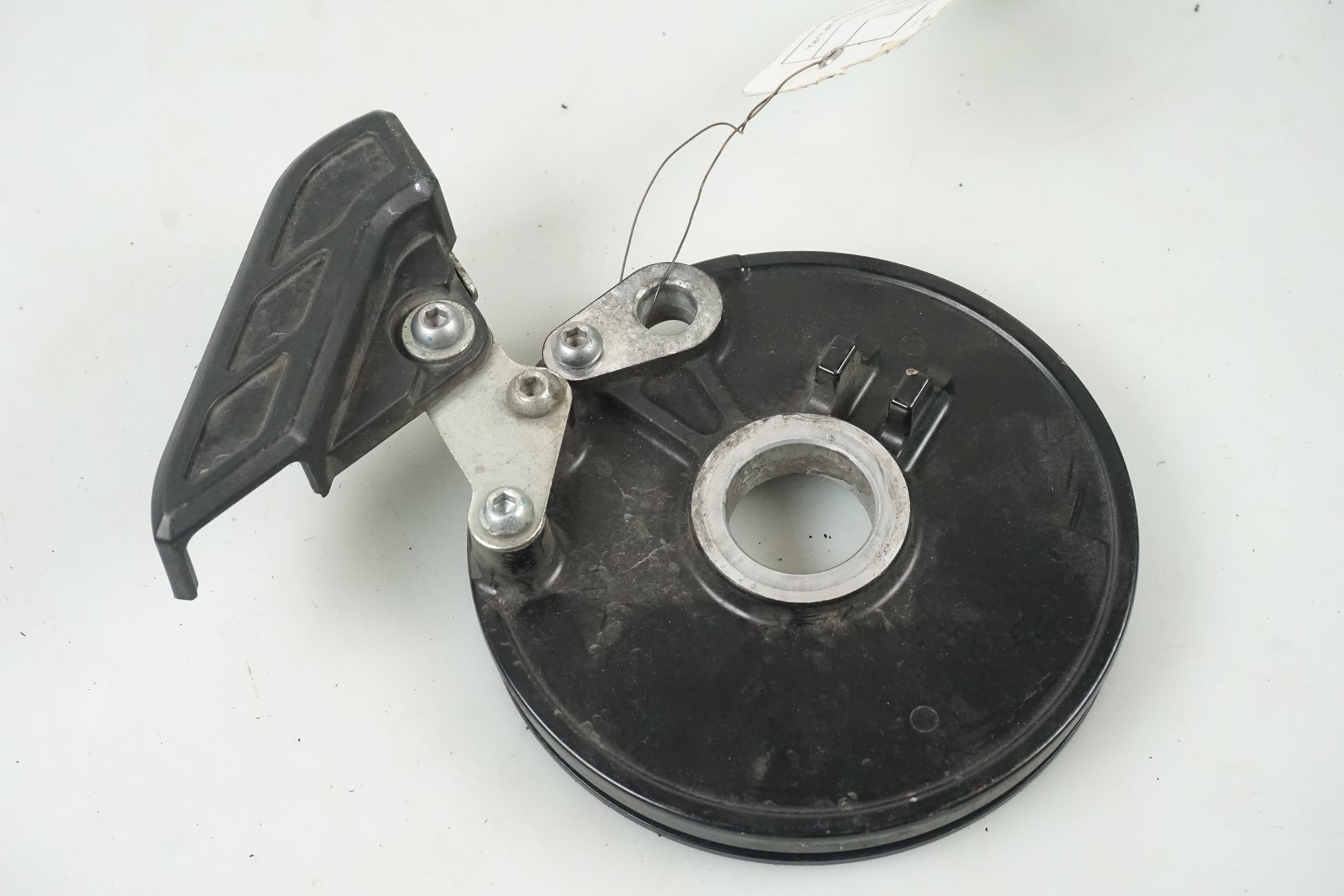 Framsidan på ABS givarfäste från en Yamaha FZ-8 -2011 motorcykel.