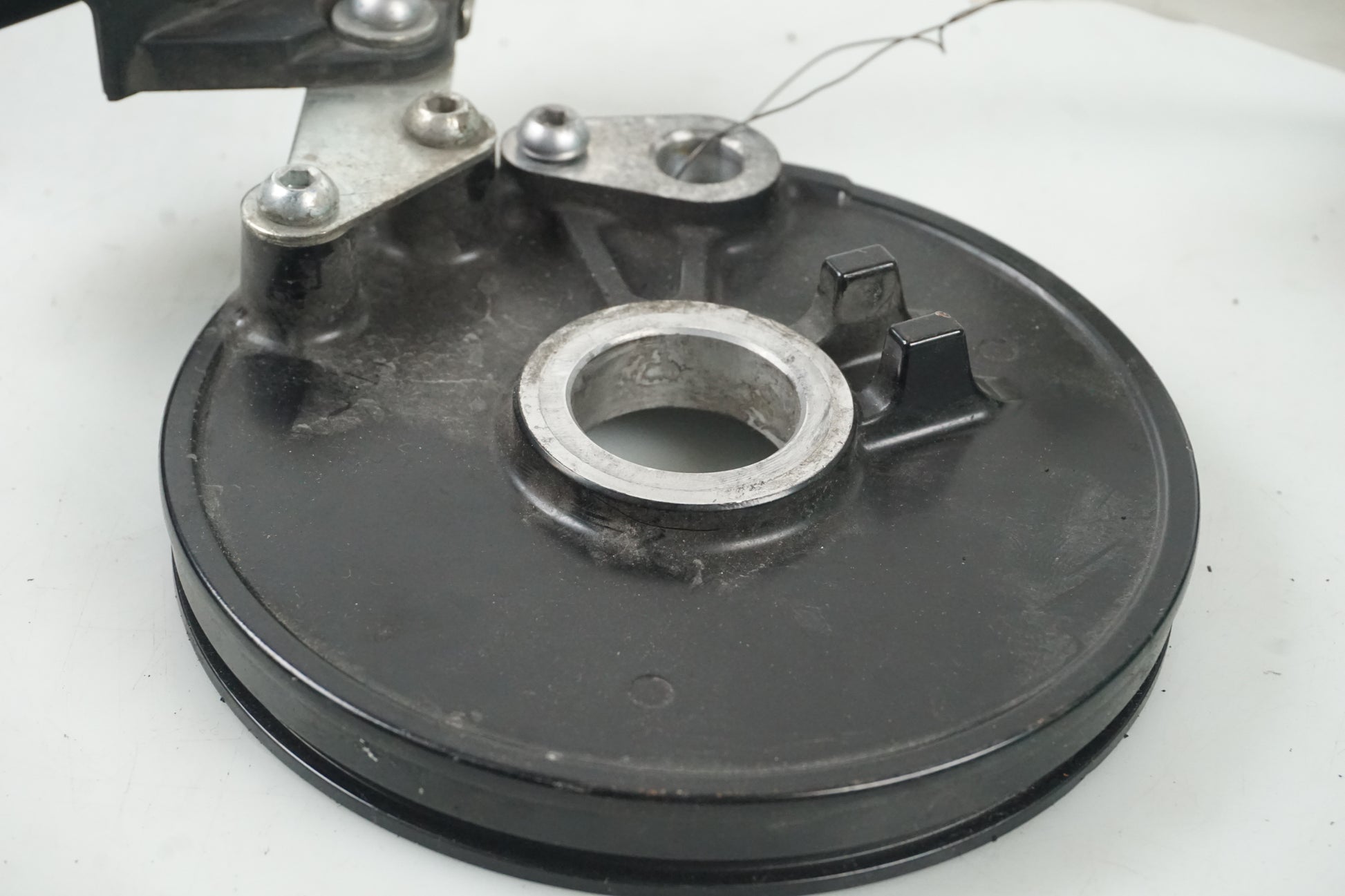 Baksidan på ABS givarfäste från en Yamaha FZ-8 -2011 motorcykel.