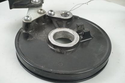 Baksidan på ABS givarfäste från en Yamaha FZ-8 -2011 motorcykel.