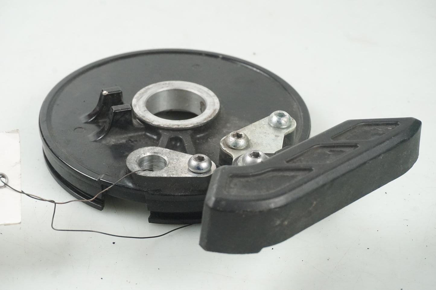 Höger sida på ABS givarfäste från en Yamaha FZ-8 -2011 motorcykel.