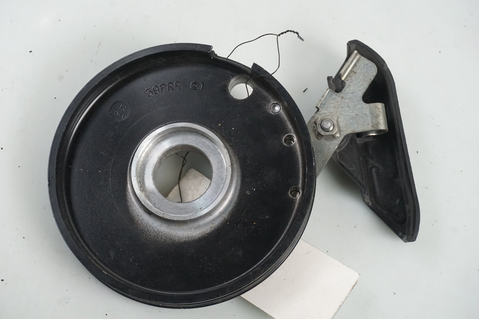 Vänster sida på ABS givarfäste från en Yamaha FZ-8 -2011 motorcykel.