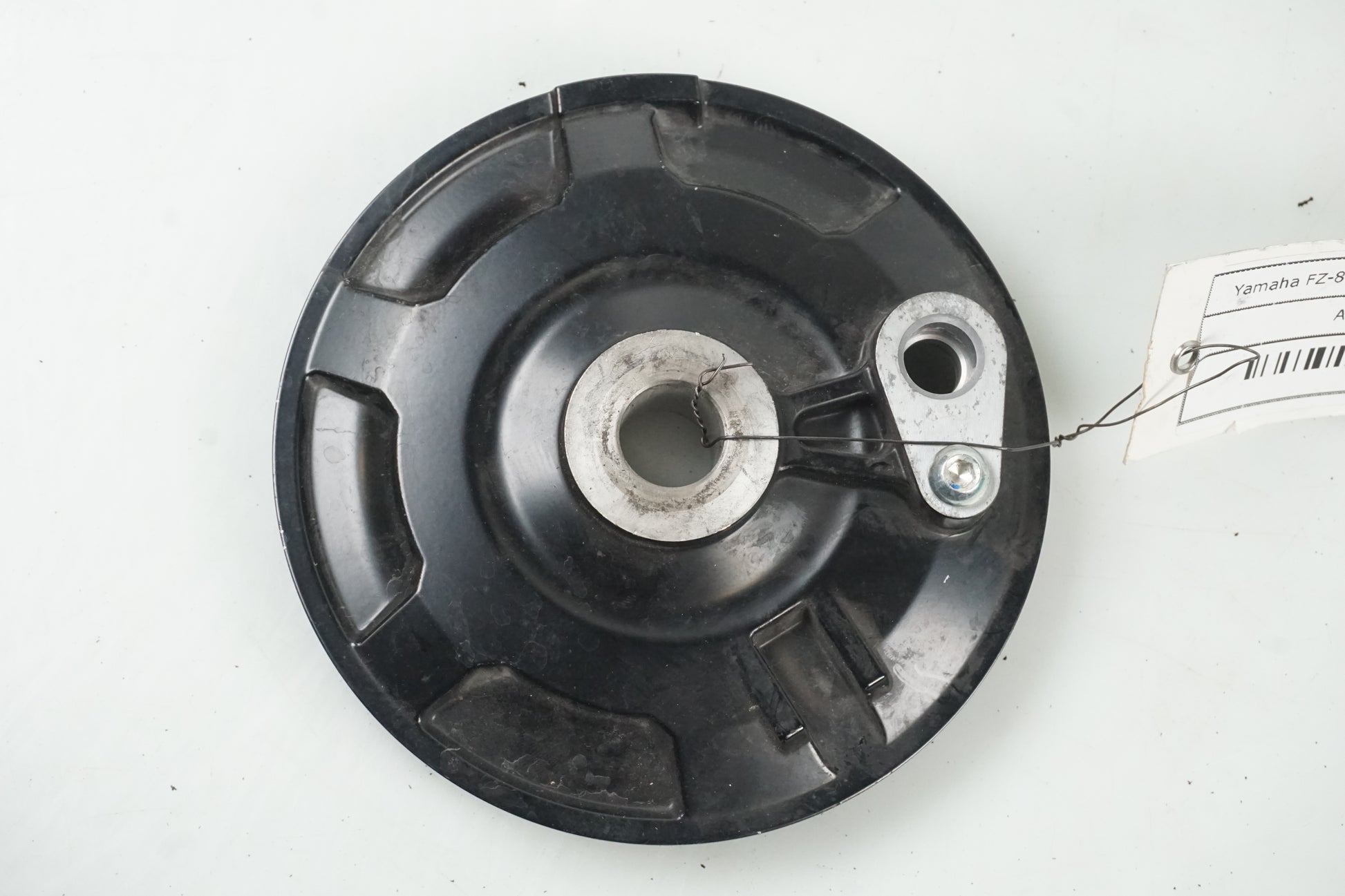 Framsidan på ABS givarfäste från en Yamaha FZ-8 -2011 motorcykel.