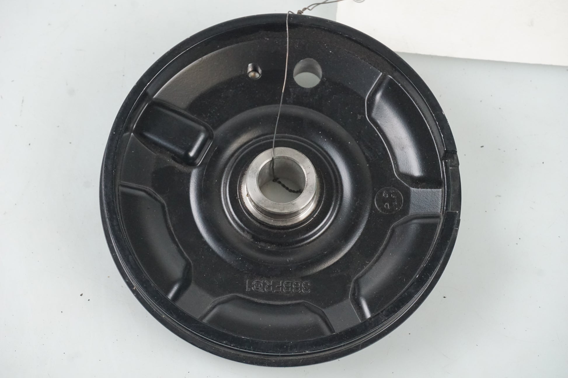 Höger sida på ABS givarfäste från en Yamaha FZ-8 -2011 motorcykel.