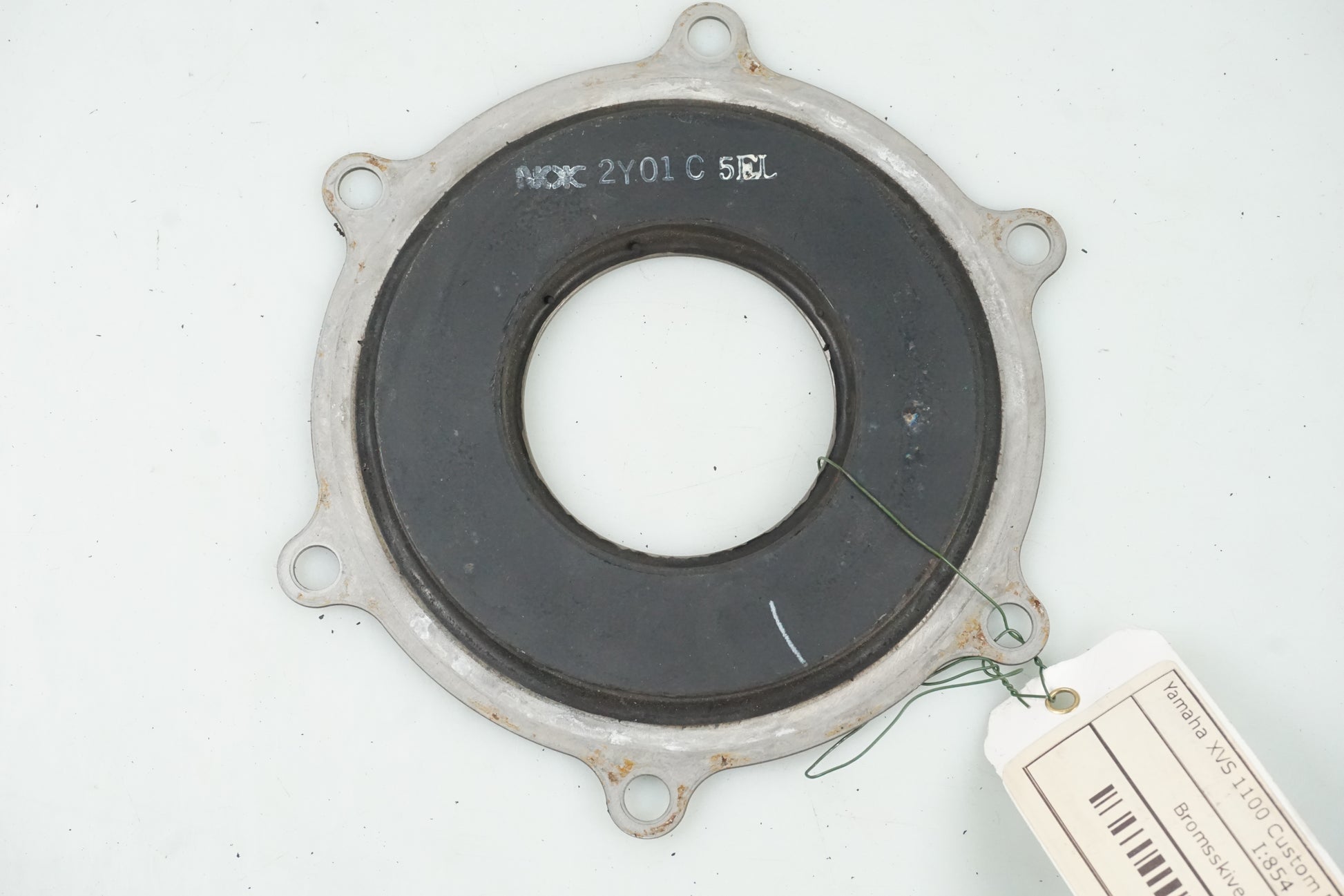 Framsidan på Bromsskivedekor från en Yamaha XVS 1100 -2003 motorcykel.