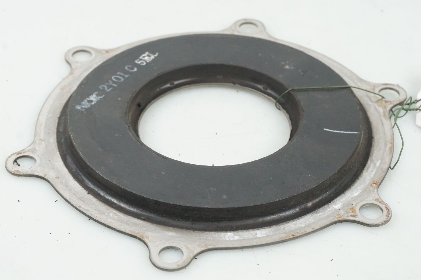 Baksidan på Bromsskivedekor från en Yamaha XVS 1100 -2003 motorcykel.