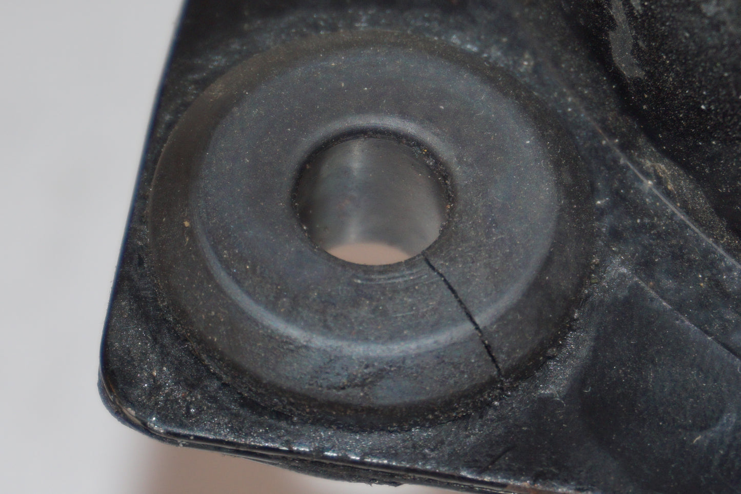 Snett nerifrån på Bensintank från en Yamaha XV 1700 -2003 motorcykel.