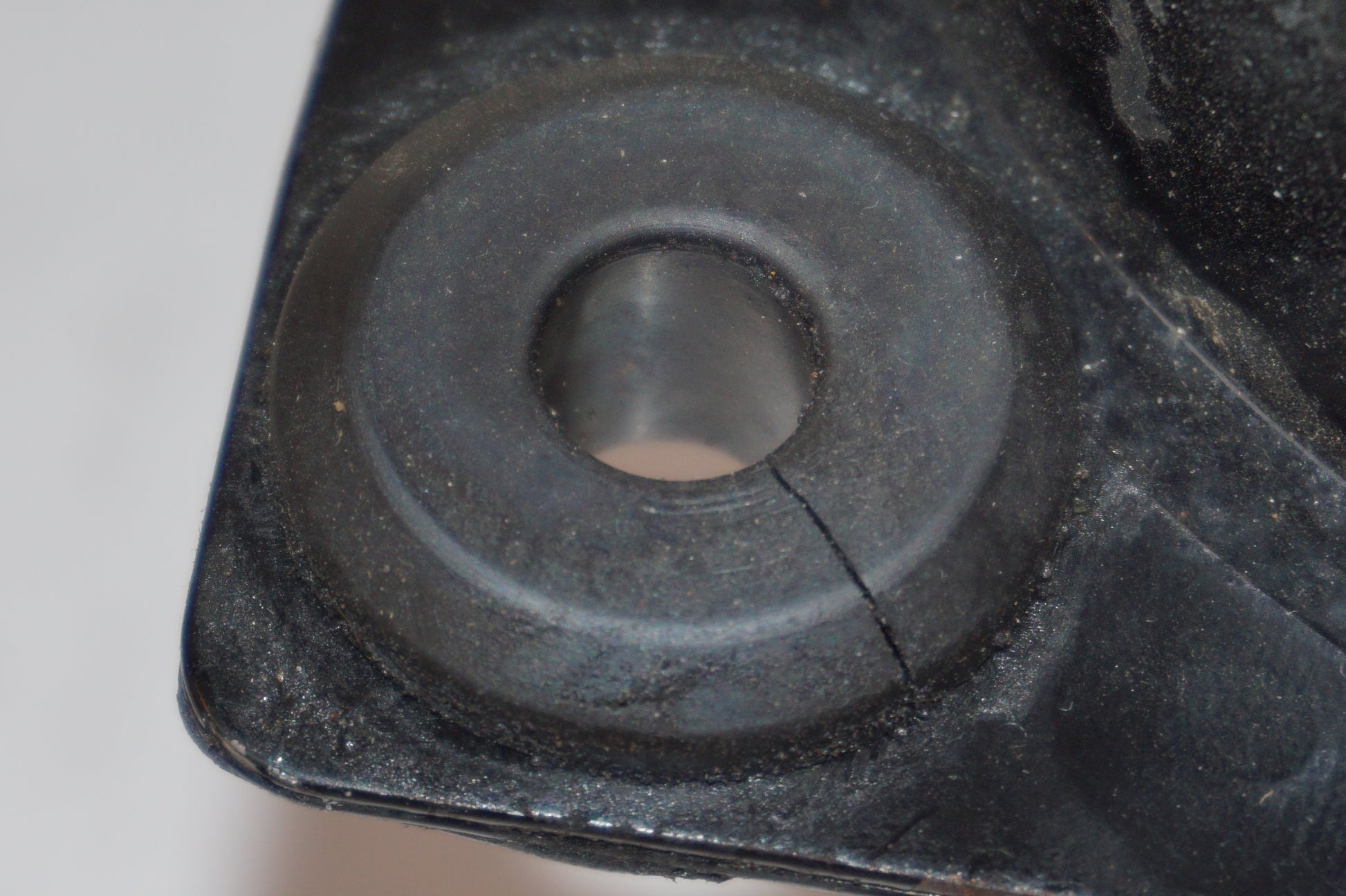 Snett nerifrån på Bensintank från en Yamaha XV 1700 -2003 motorcykel.