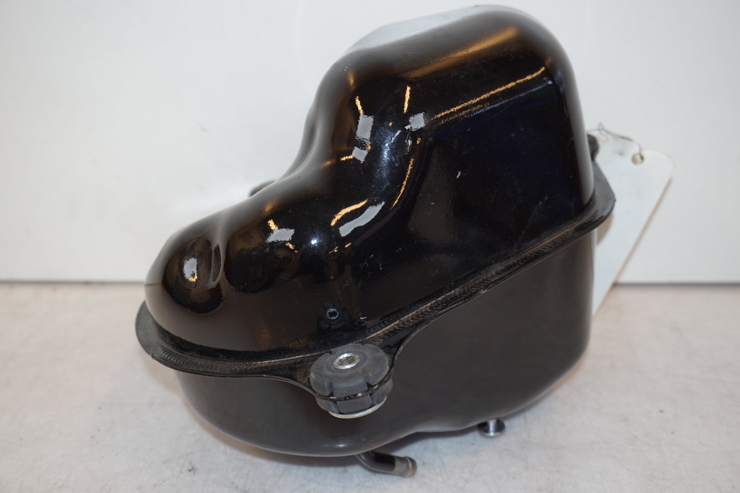 Snett nerifrån på Bensintank från en Yamaha XV 1900 -2007 motorcykel.