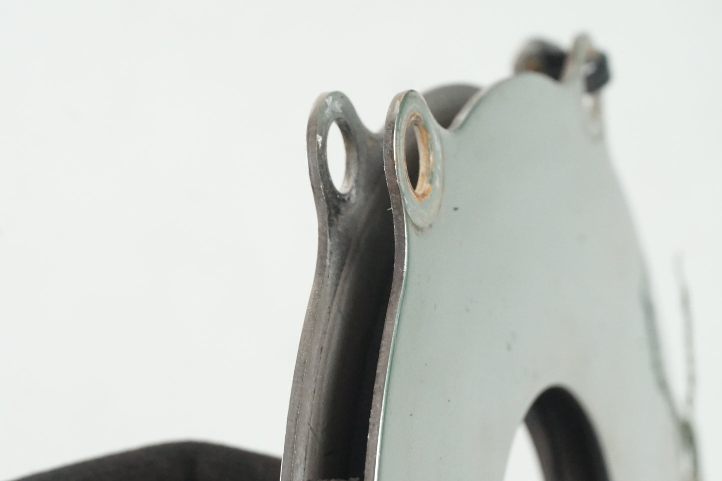 Vänster sida på Bromsskivedekor från en Yamaha XVS 1100 -1999 motorcykel.