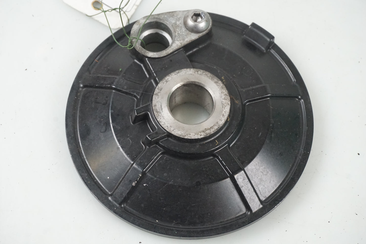 Framsidan på ABS givarfäste från en Yamaha TDM 900 -2008 motorcykel.