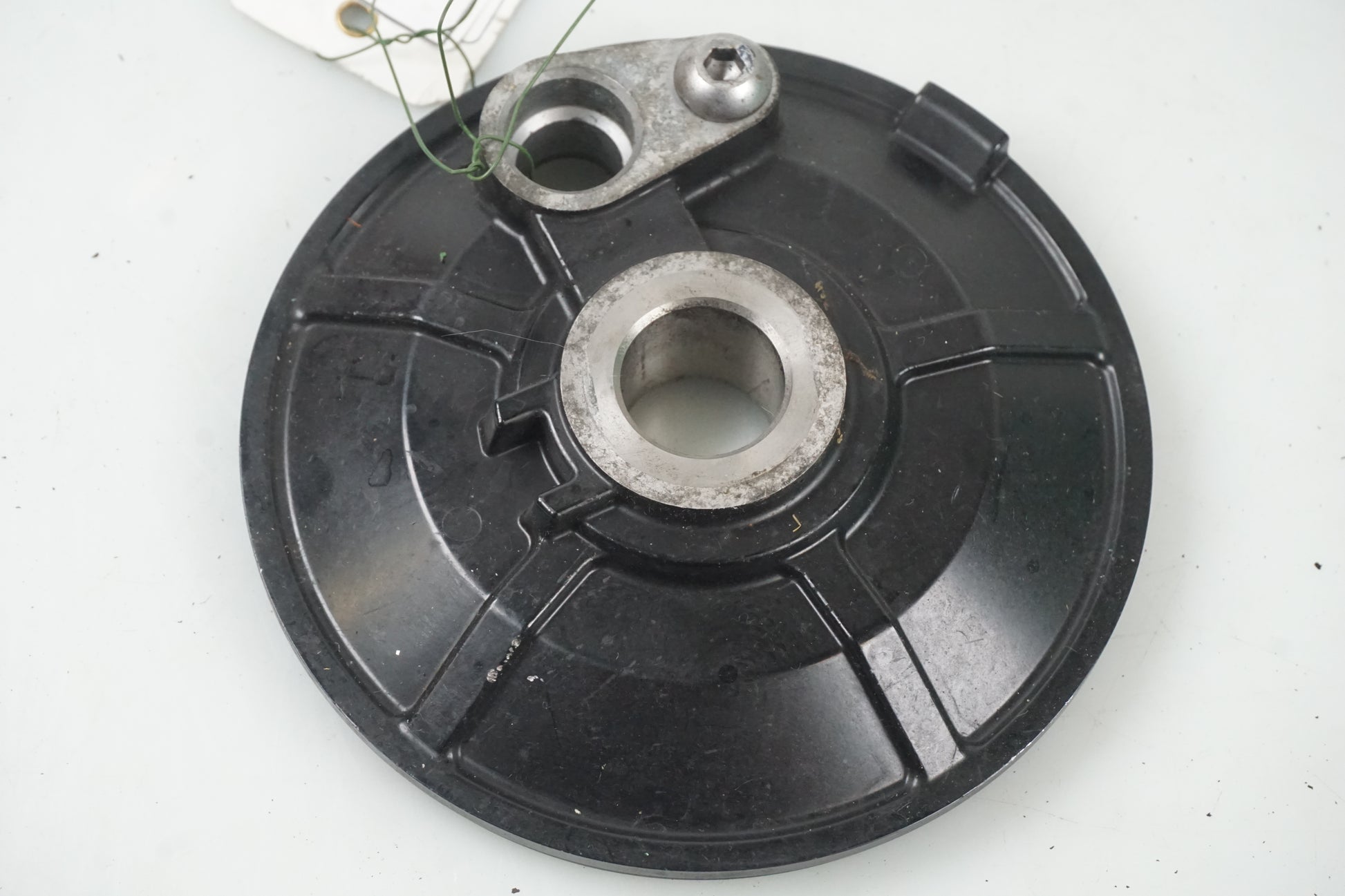 Framsidan på ABS givarfäste från en Yamaha TDM 900 -2008 motorcykel.