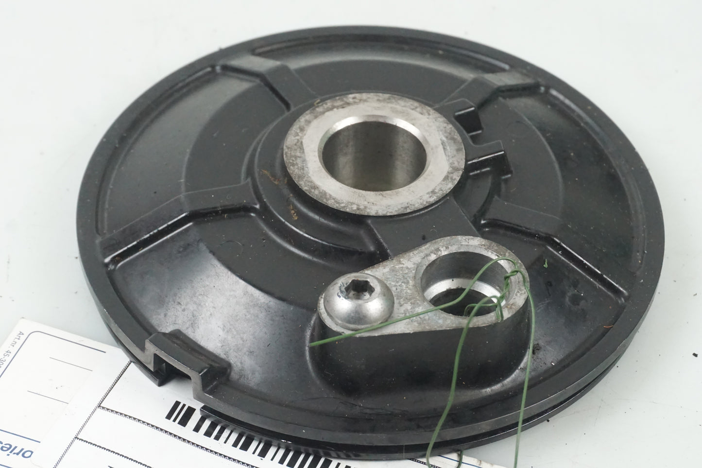 Baksidan på ABS givarfäste från en Yamaha TDM 900 -2008 motorcykel.