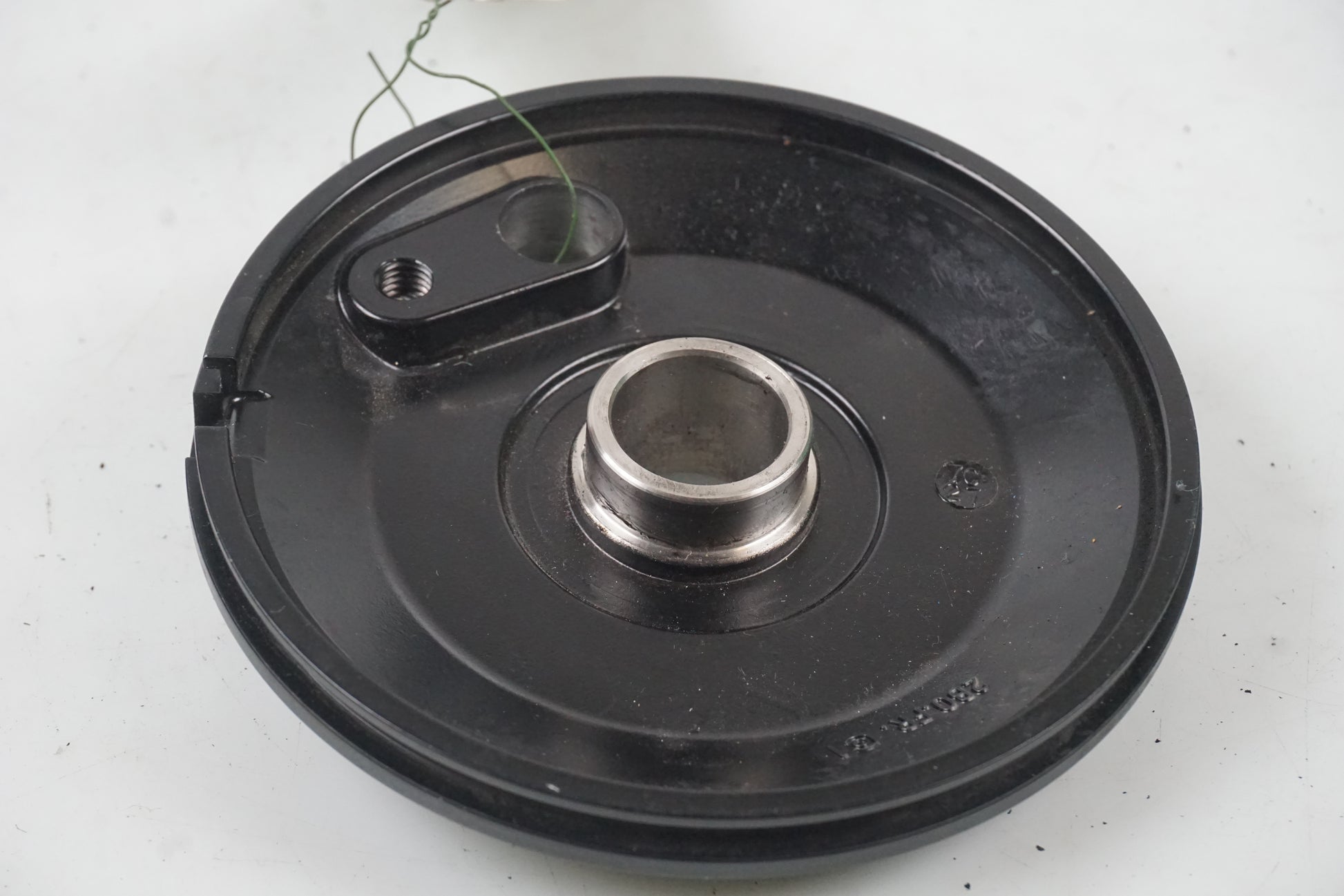 Vänster sida på ABS givarfäste från en Yamaha TDM 900 -2008 motorcykel.