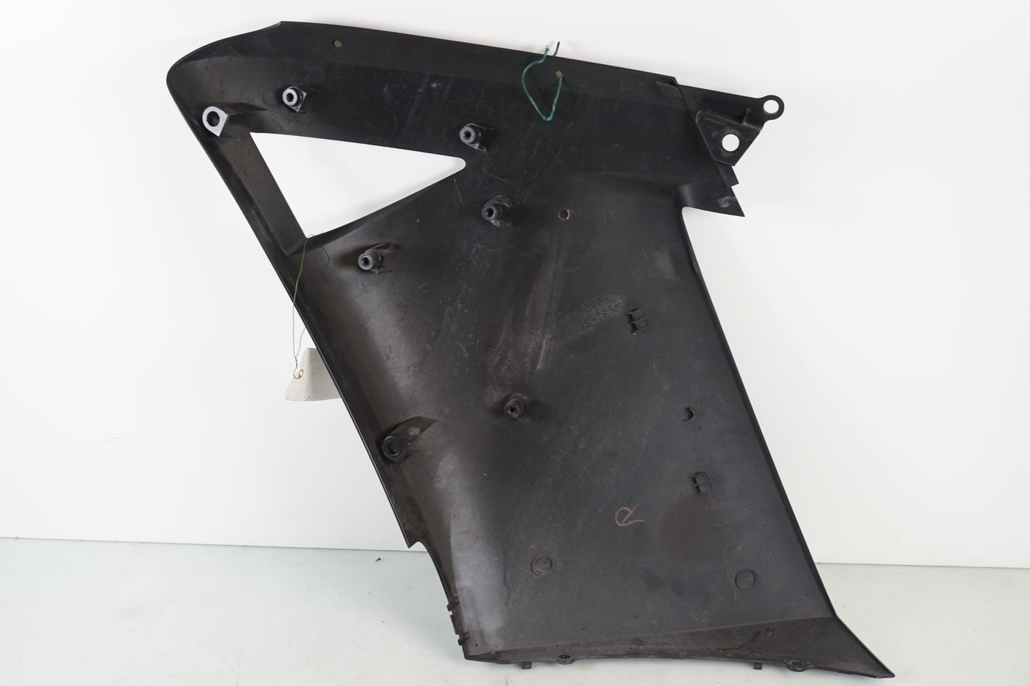 Snett nerifrån på Sidkåpa från en Kawasaki GTR 1400 -2009 motorcykel.