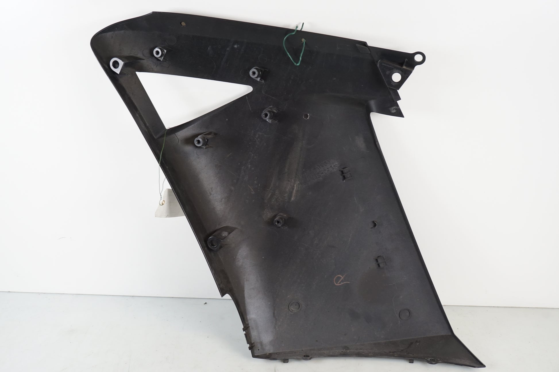 Snett nerifrån på Sidkåpa från en Kawasaki GTR 1400 -2009 motorcykel.