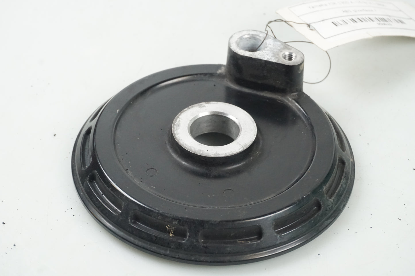 Framsidan på ABS givarfäste från en Yamaha FJR 1300 -2016 motorcykel.